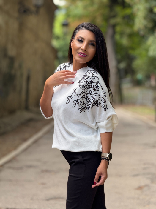 Bluza cu broderie florala [4]