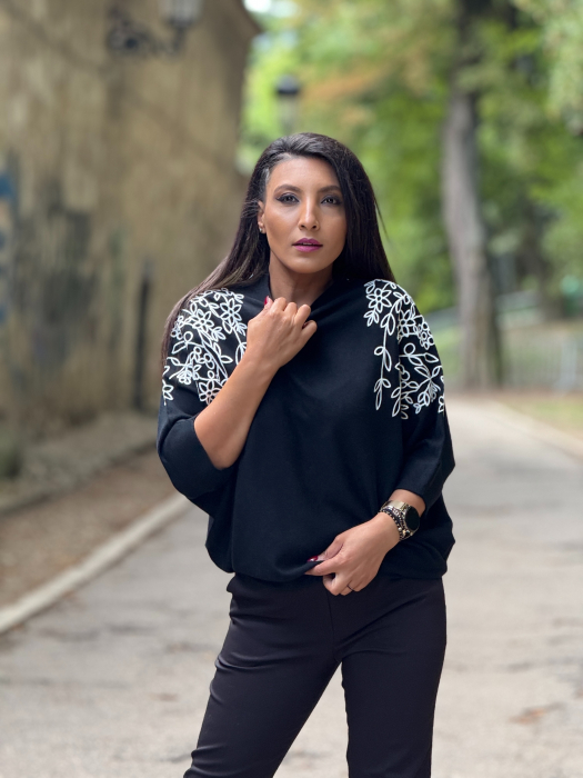 Bluza cu broderie florala [2]
