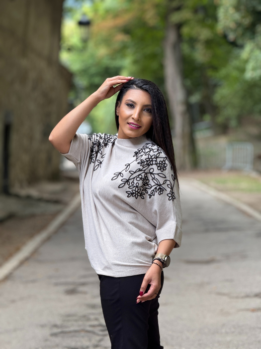 Bluza cu broderie florala [3]