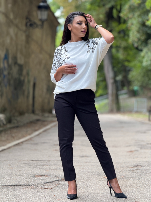 Bluza cu broderie florala [5]
