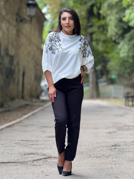 Bluza cu broderie florala [6]