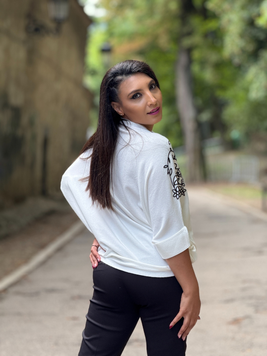 Bluza cu broderie florala [3]
