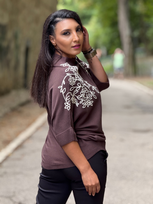 Bluza cu broderie florala [3]