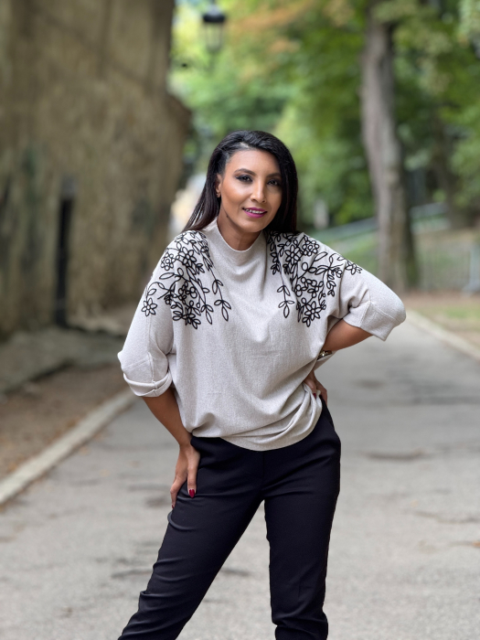 Bluza cu broderie florala [2]