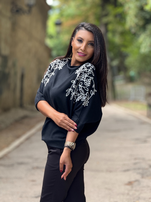 Bluza cu broderie florala [3]