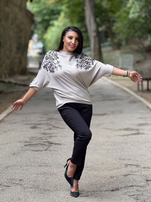 Bluza cu broderie florala [4]
