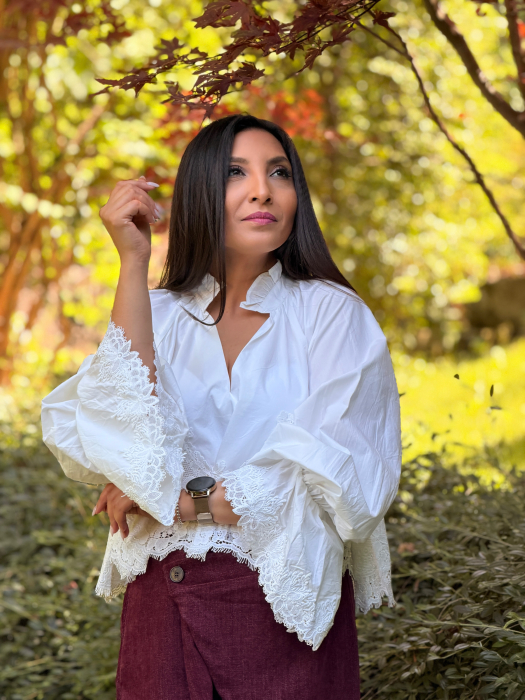 Bluza cu dantela florala si decolteu in V [3]