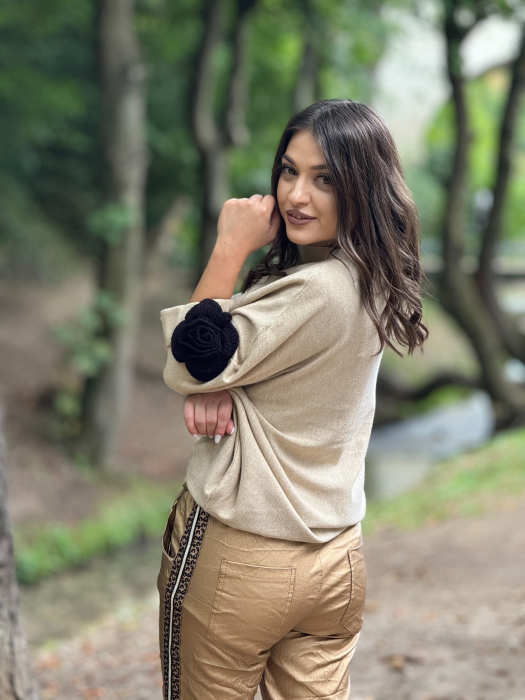 Bluza cu floare la maneca [4]