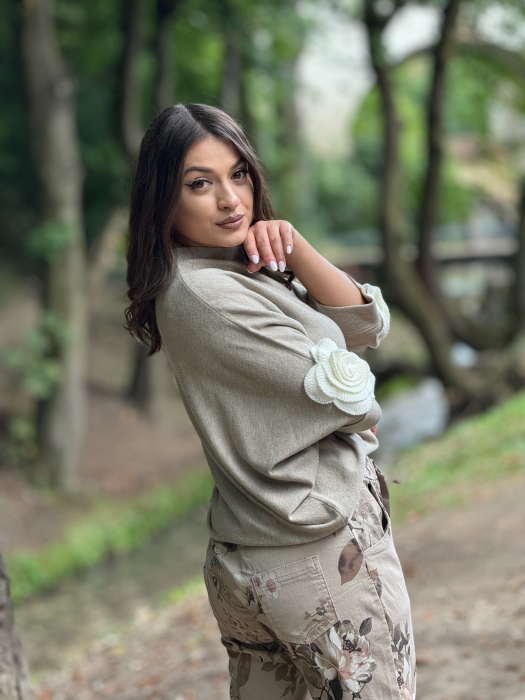 Bluza cu floare la maneca [3]