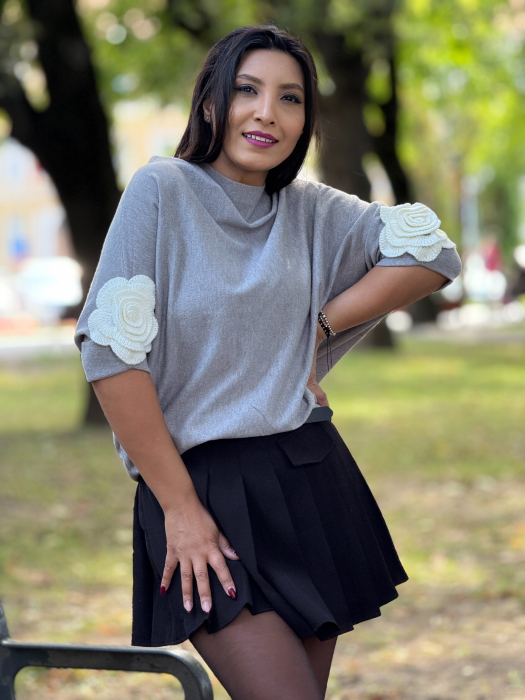 Bluza cu floare la maneca [2]