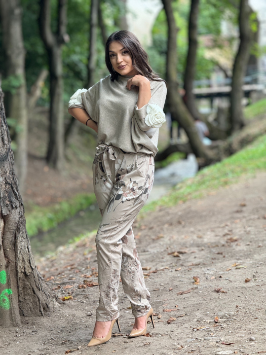 Bluza cu floare la maneca [4]