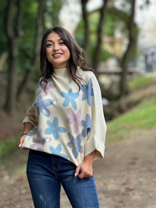 Bluza cu flori albastre [2]