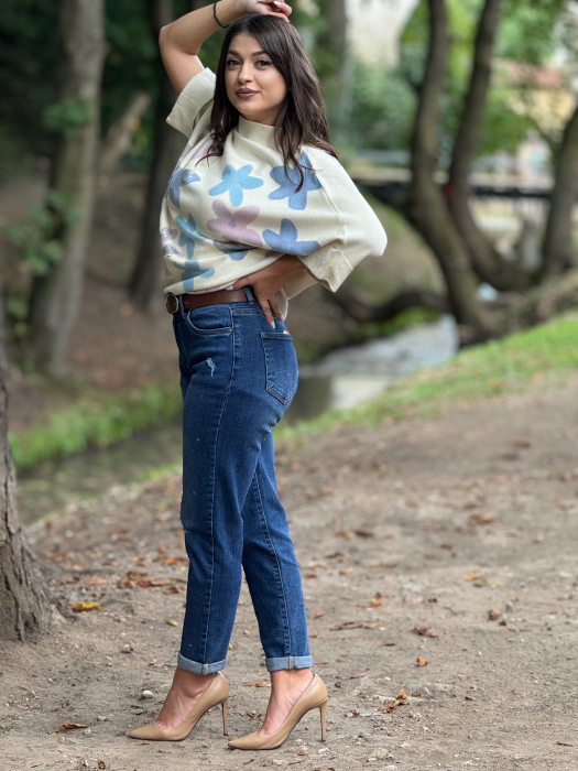 Bluza cu flori albastre [3]