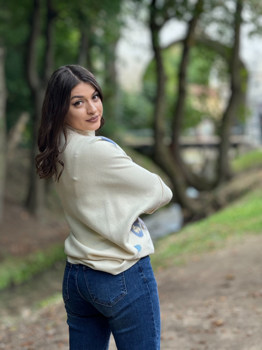 Bluza cu flori albastre [4]
