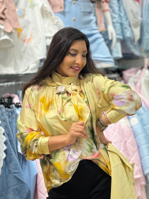 Bluza cu funda la gat si print vesel de primavara pe croi lejer [2]