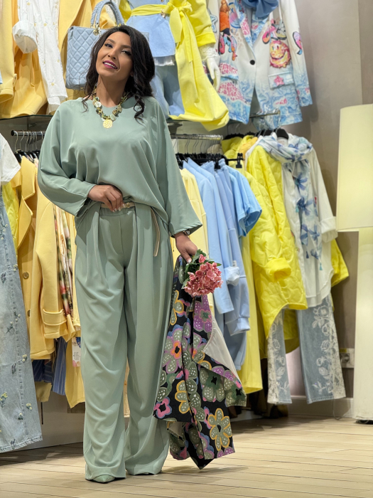 Bluza cu fundita la spate pe croi lejer [6]