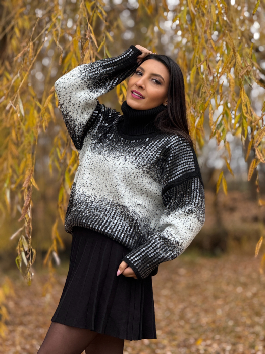 Bluza cu gat inalt si paiete mari [2]