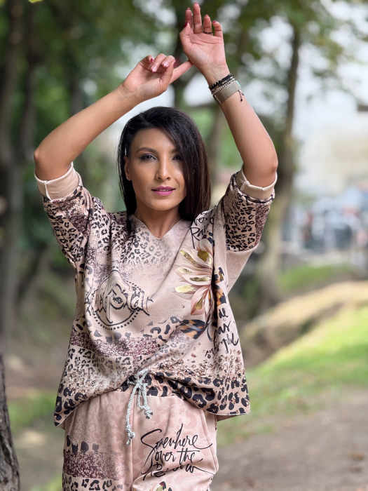 Bluza cu imprimeu animal print si accente florale [2]