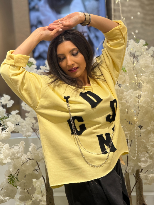 Bluza cu imprimeu text si detalii metalice [3]