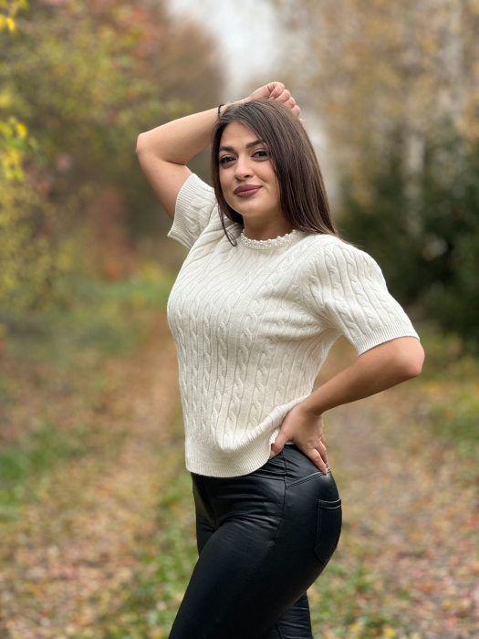 Bluza cu perlute la gat [3]