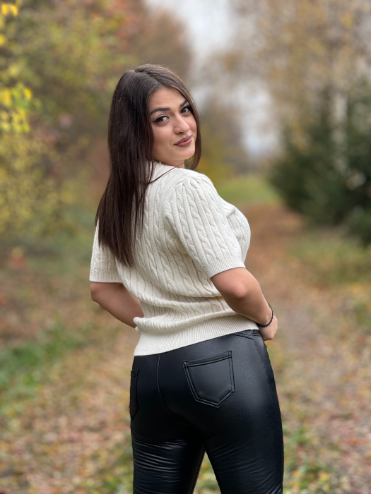 Bluza cu perlute la gat [4]