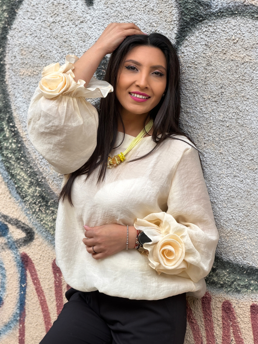 Bluza cu trandafiri la mana [2]