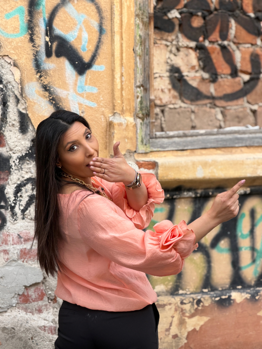 Bluza cu trandafiri la mana [7]