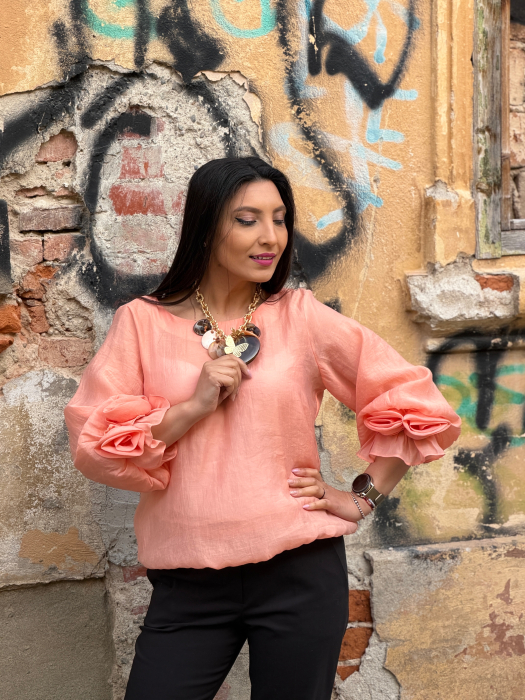 Bluza cu trandafiri la mana [2]