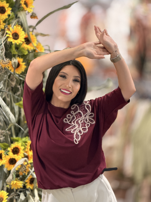 Bluza din vascoza bordo cu broderie decorativa [4]