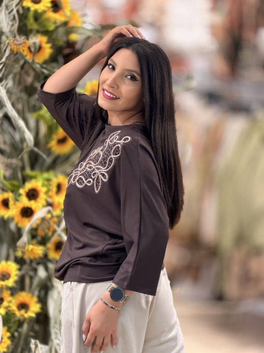 Bluza din vascoza maro cu broderie decorativa [4]