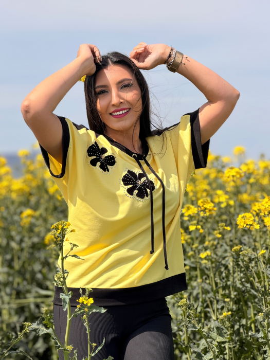 Bluza galbena cu 2 flori negre [2]