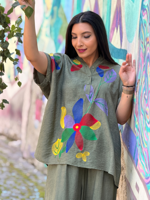 Bluza kaki cu broderie florala multicolora [2]