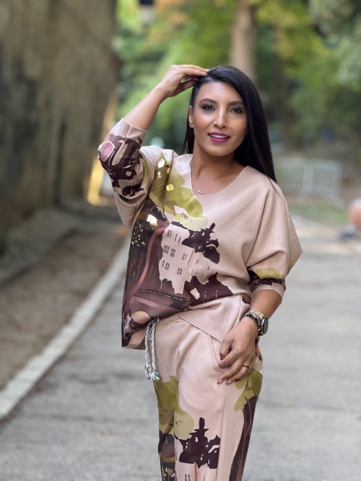 Bluza lejera cu imprimeu artistic si accente aurii [3]