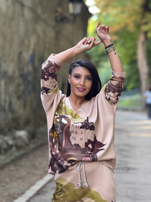 Bluza lejera cu imprimeu artistic si accente aurii [2]