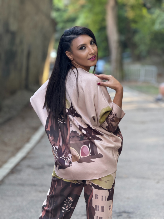 Bluza lejera cu imprimeu artistic si accente aurii [4]