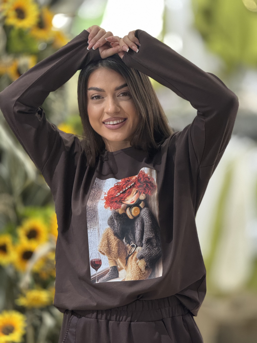 Bluza maro cu imprimeu fata cu par roscat [4]