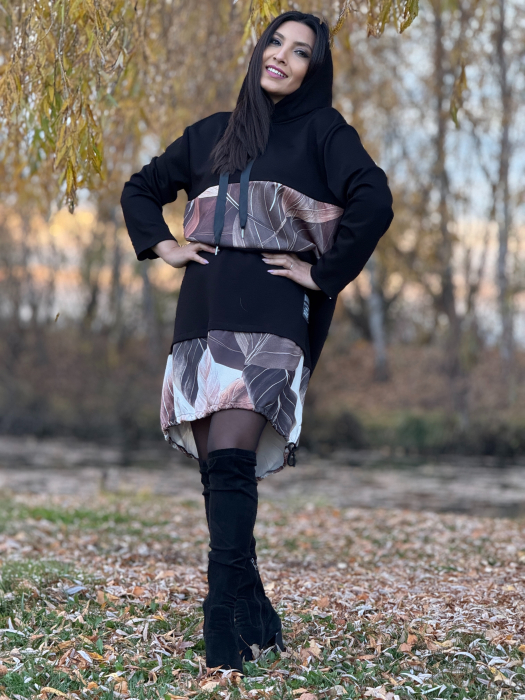 Bluza neagra cu gluga si imprimeu artistic [1]