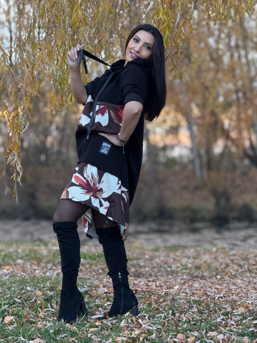 Bluza neagra cu gluga si imprimeu floral [2]