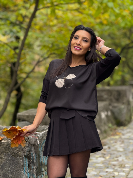 Bluza neagra cu imprimeu floral auriu [3]