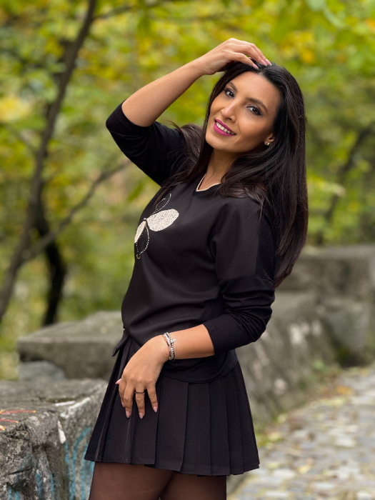 Bluza neagra cu imprimeu floral auriu [5]