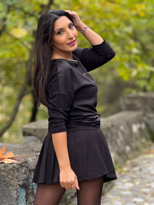 Bluza neagra cu imprimeu floral auriu [6]