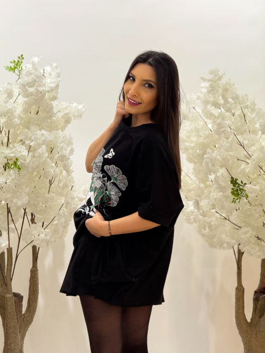 Bluza neagra cu imprimeu flori si scris [5]