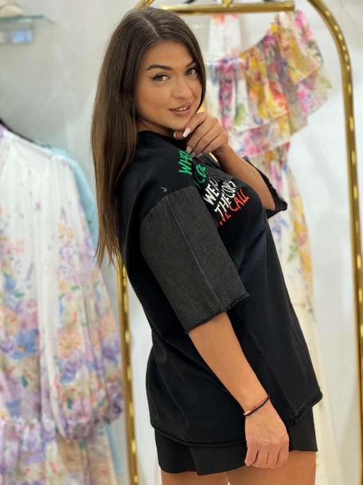 Bluza neagra cu imprimeu scris [2]
