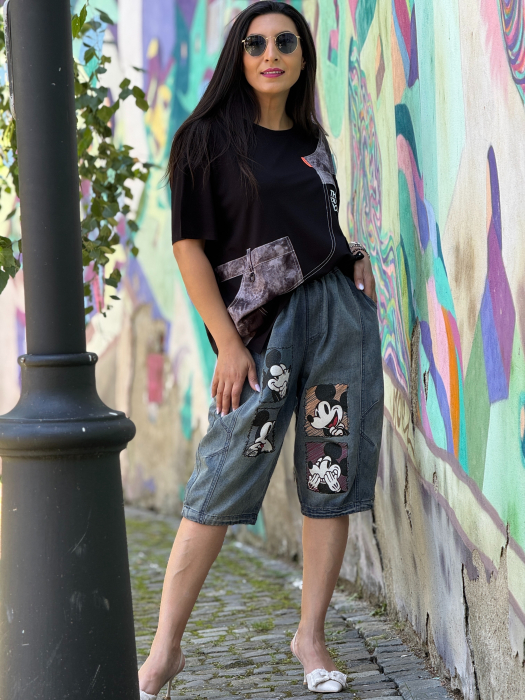 Bluza neagra cu insertii contrastante si imprimeu text [3]