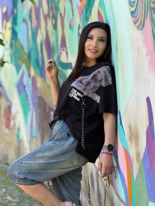 Bluza neagra cu insertii contrastante si imprimeu text [4]