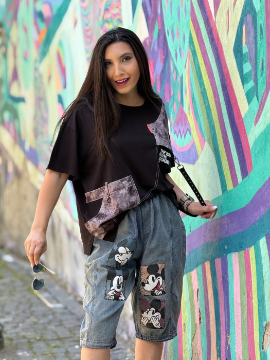 Bluza neagra cu insertii contrastante si imprimeu text [6]