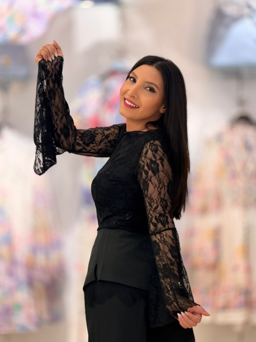 Bluza neagra cu maneci evazate [2]