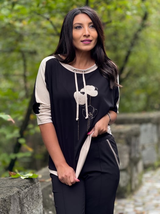Bluza neagra cu trei flori [4]
