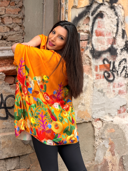 Bluza portocalie din vascoza cu imprimeu flori abstracte [4]