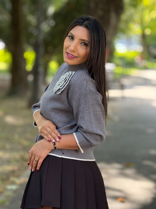 Bluza tricotata cu brosa floare [4]